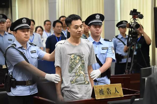 20年后拦路打老师案判刑一年六个月附审判长答记者问
