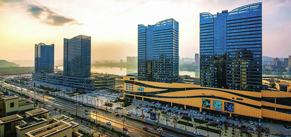 开足马力向前冲合力攻坚抓项目