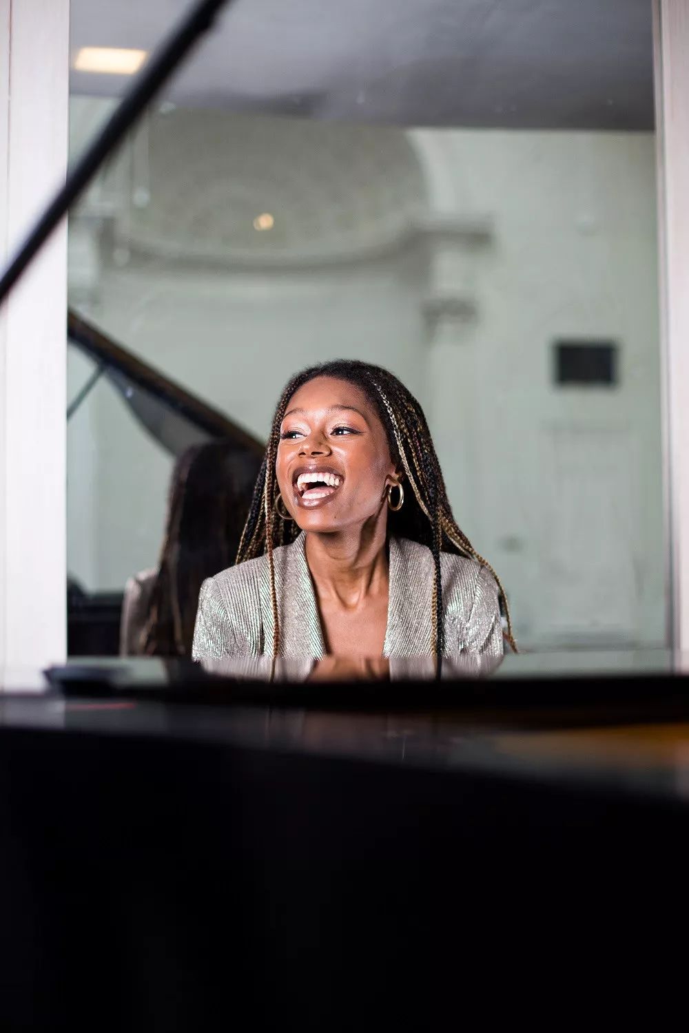 纪念克拉拉·舒曼诞辰200周年,黑人钢琴家伊萨塔发行《romance》_专辑