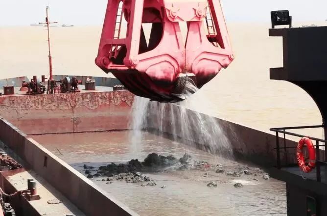 智能抓斗挖泥船实现隧道基槽精准施工