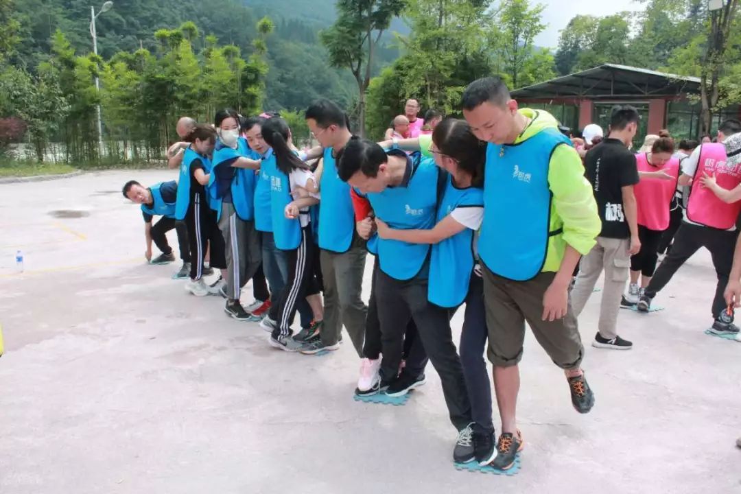 在"抢滩登陆"中,每队十五名队员通过七块小小的"浮板",彼此依靠,相互