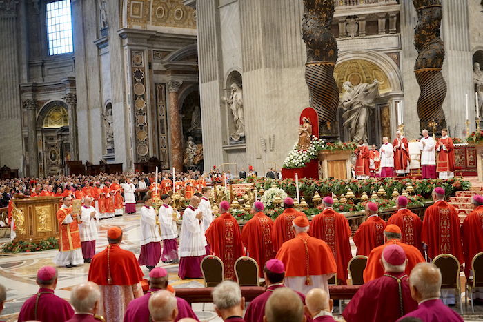 东正教司祭代表共同在伯多禄的墓前和雕像前祈祷,完美结束了此弥撒