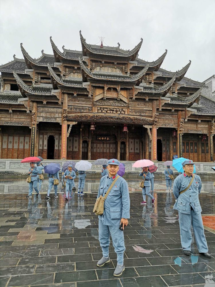 旅遊團首先來到猴場會議會址景區.9月17日上午,小雨.