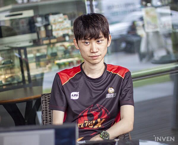 然后这位网友是这么评价的:戴眼镜穿t恤的是小天,长的像恐龙的是doinb