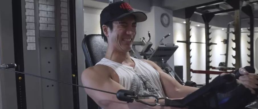 王力宏实力宠妻大秀腹肌43岁火力全开