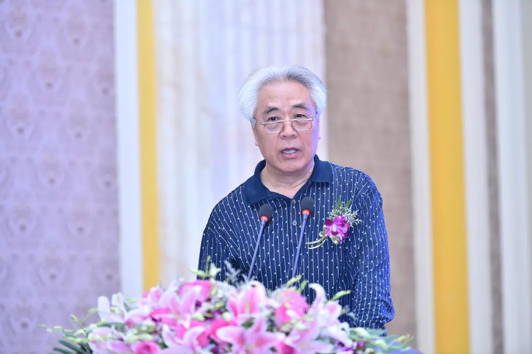 何绍华成都市关心下一代工作委员会执行主任何绍华,根据四川省眼镜