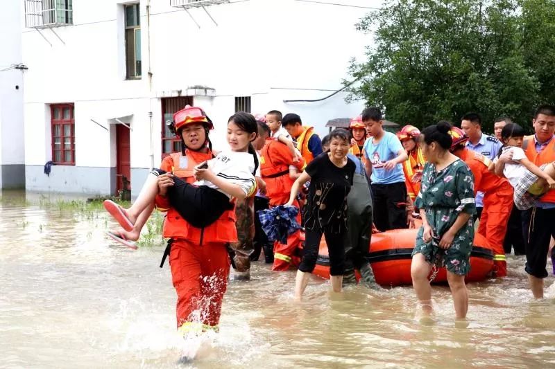 河水漫過了河道,通往湖澤鎮的道路已被淹沒,河道兩旁農田成為一片汪洋