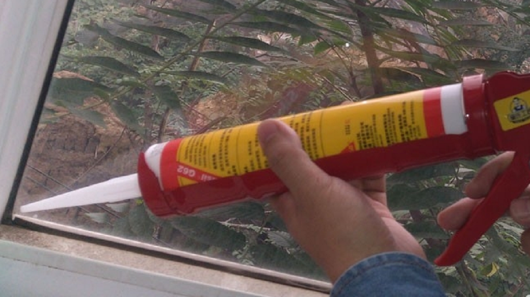 玻璃上粘了玻璃胶这五个办法教你轻松去除