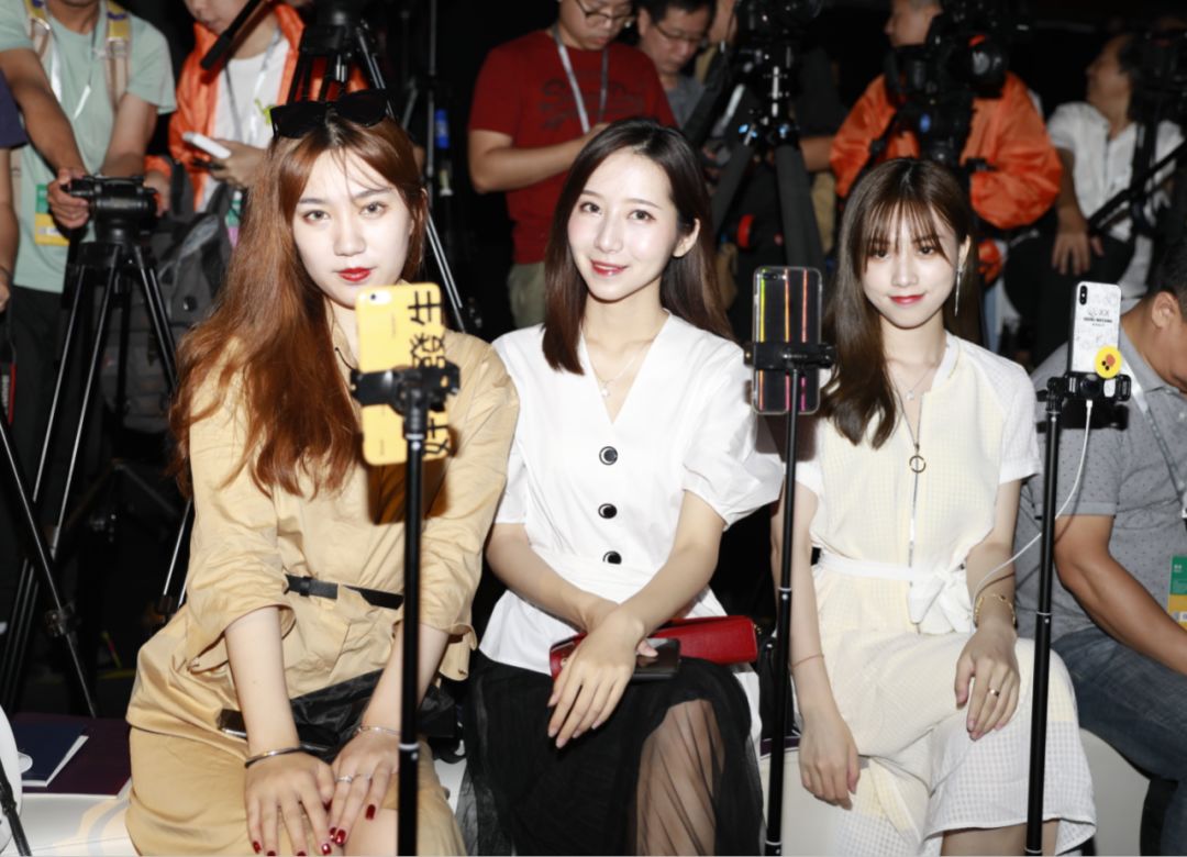 赢家8大品牌联袂秀,naersi 【women重·塑】燃炸2019时尚深圳展