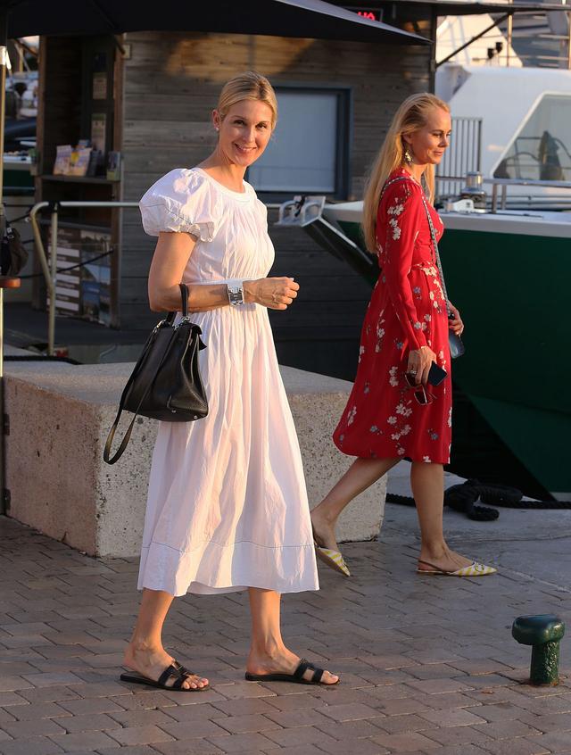 凯莉卢瑟福kellyrutherford穿着白色连衣裙在圣特罗佩
