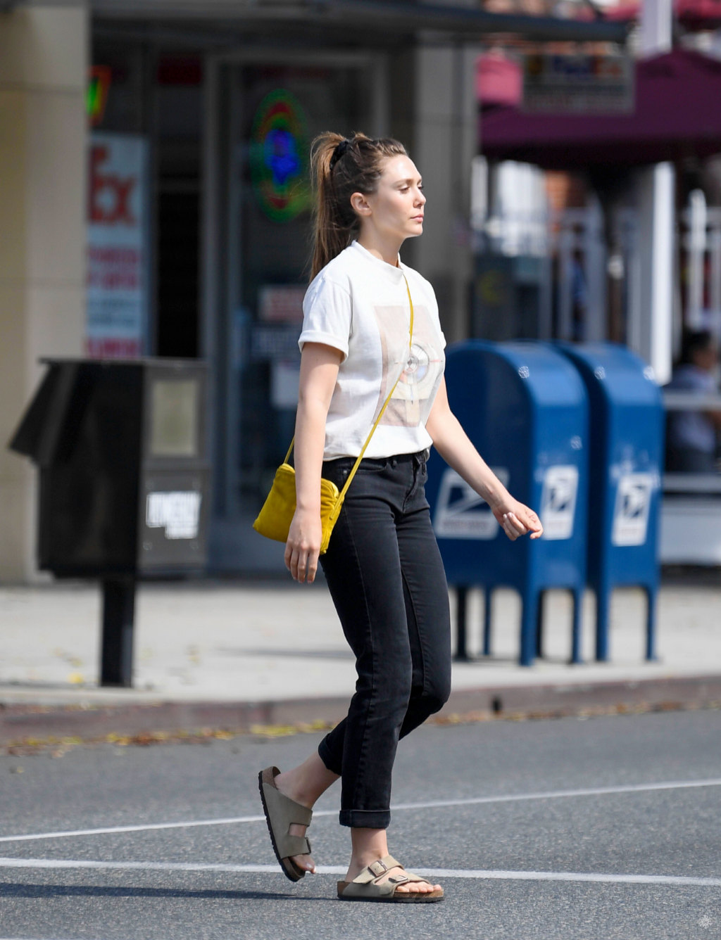 原创29岁奥妹伊丽莎白奥尔森上街买咖啡复联绯红女巫又瘦了