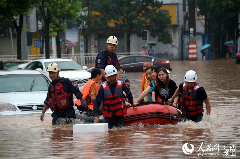 9日傍晚,本网在萍乡市公园南路和康庄路区域看到,洪水已经将该区域