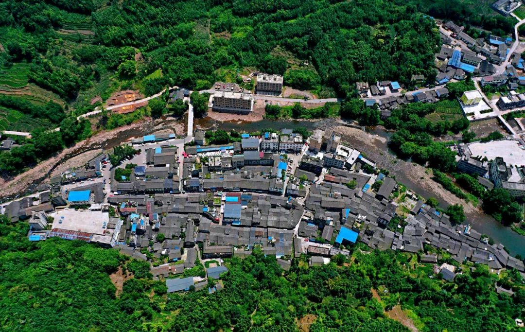 这段105秒的公益广告来自夹江县华头小学