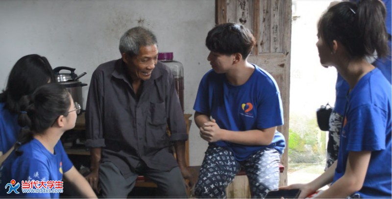 图为队员们与叶万源交流(通讯员:赵雯清)实践队队员在与叶万源爷爷