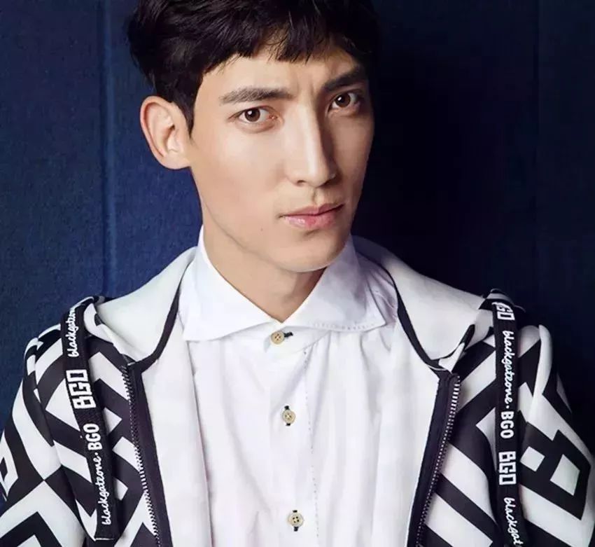 迭部本土优秀男歌手博巴秀风姿绰约,绚烂多姿,堪比"巴黎时装秀"的迭部