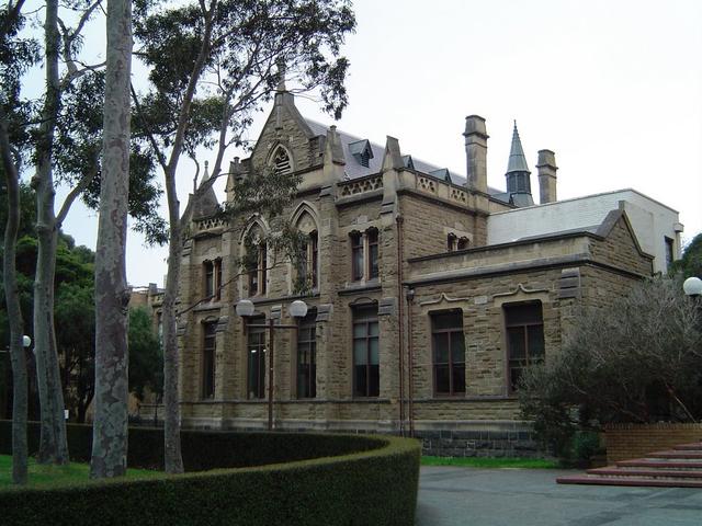 墨尔本大学2年硕士费用