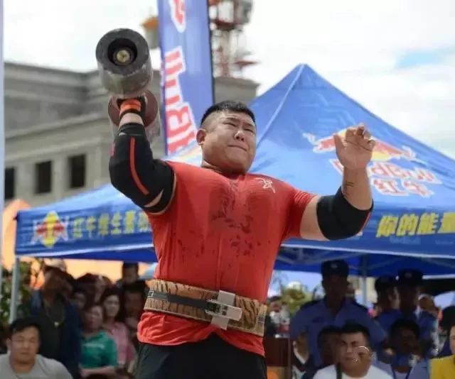 12名中国职业大力士选手连续参加三届迭部国际大力士公开赛的李德全