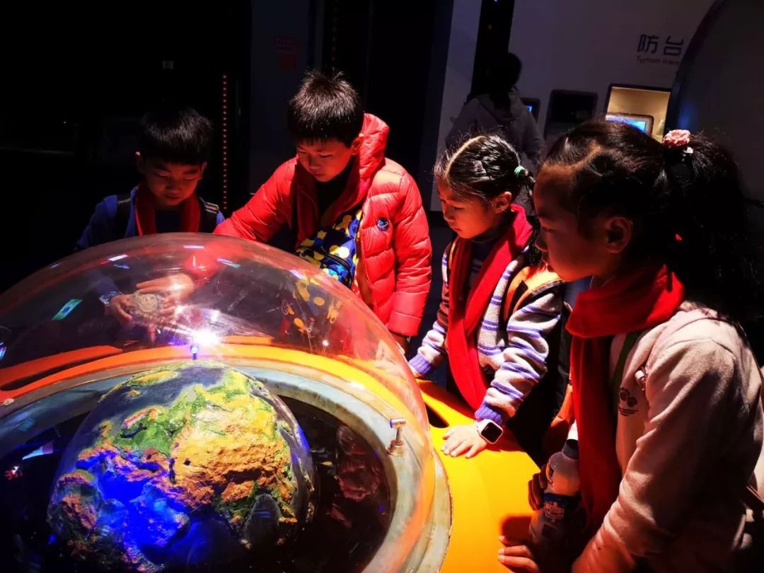 科技世界社会实践第二站带着千万个疑问科学探秘神秘的科技一日营家长