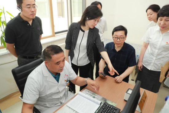 宁宇)7月9日,国家医疗保障局规财法规司司长王文君一行5人到哈尔滨市