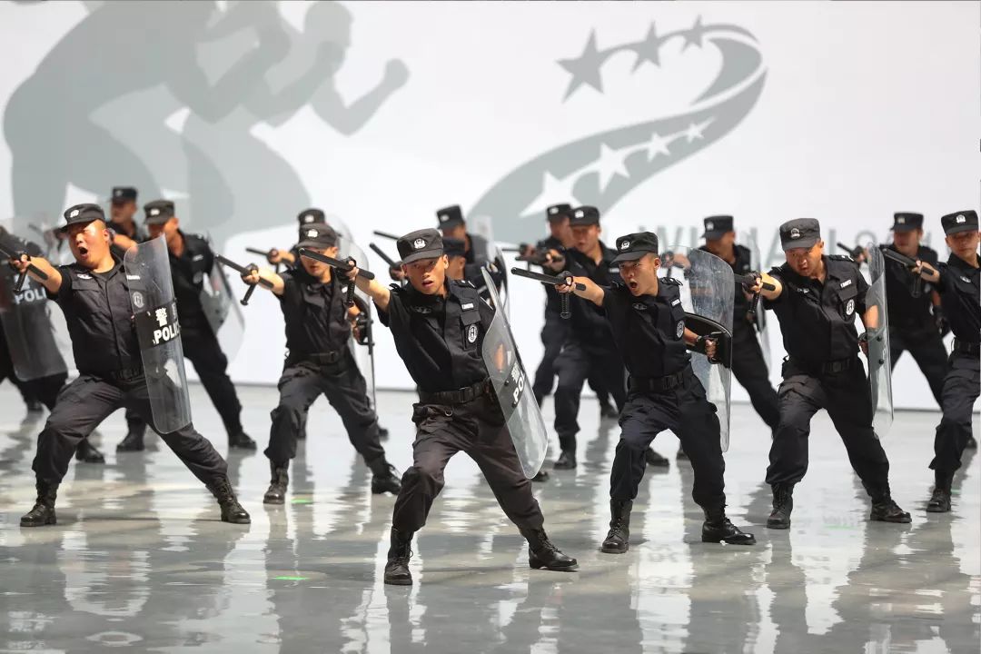 来自江汉的警力开始展示警棍盾牌操和处突队形.