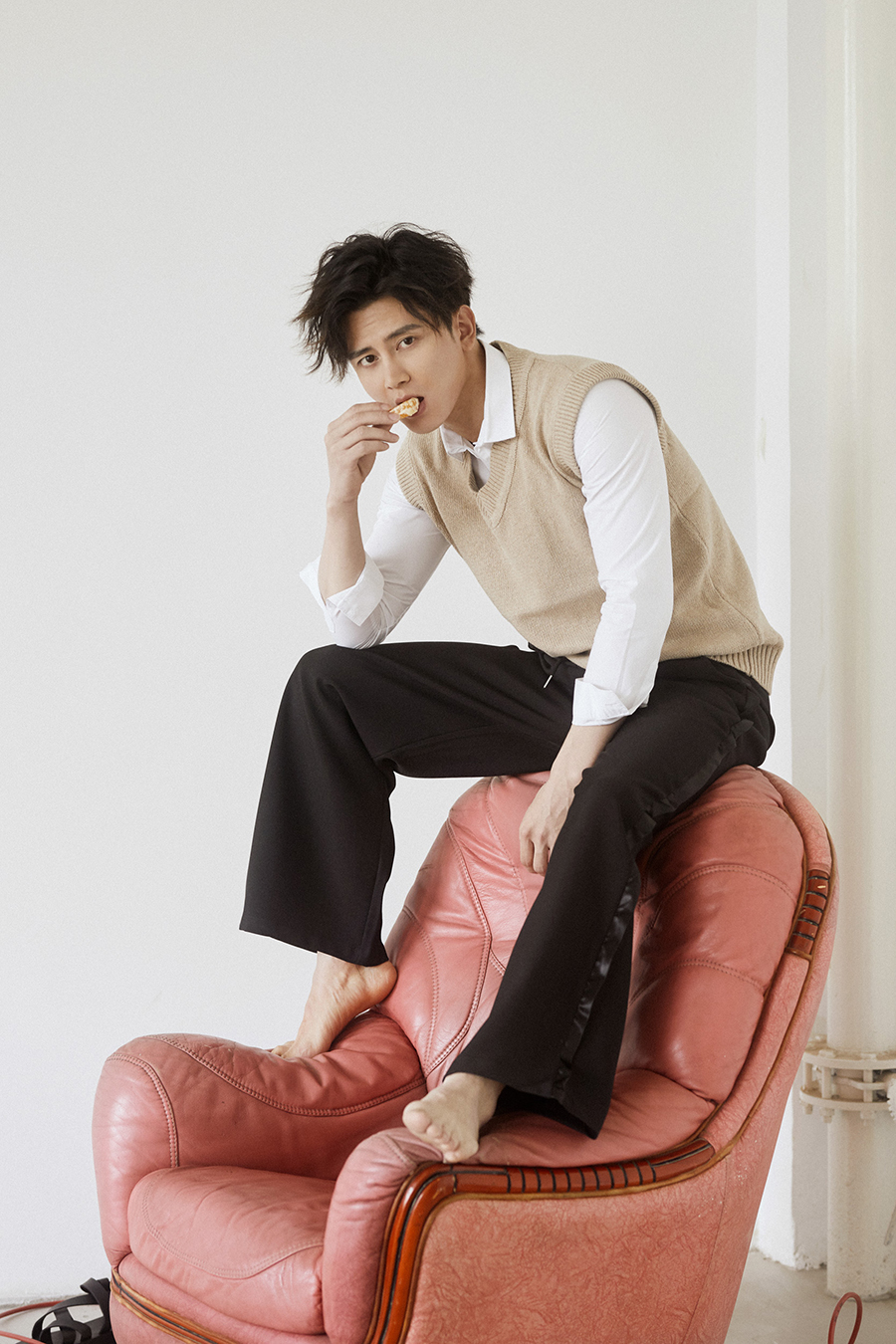 演员孙祖君复古风写真气质忧郁散发魅力