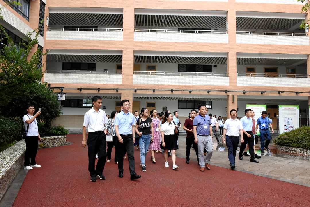 学习交流共谋发展——自贡市教育体育局青年干部到冠城七中学习交流
