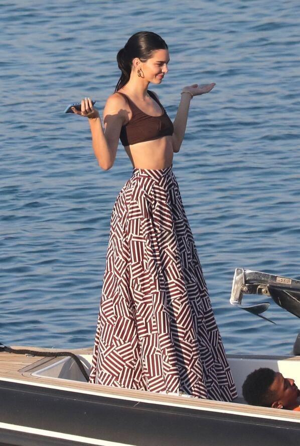 肯达尔·詹娜(kendall jenner)这样的超模,小艇上自拍,效果应该也不错