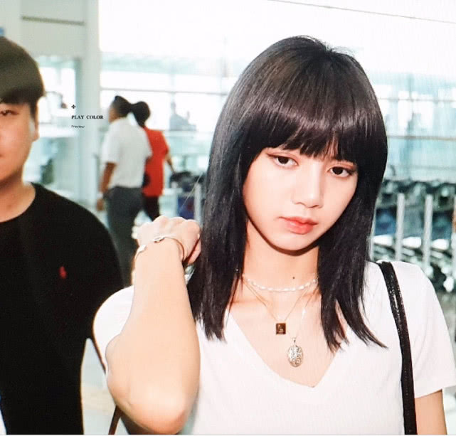 lisa身穿白色t恤搭配高腰长裤现身机场尽显身材高挑与纤细