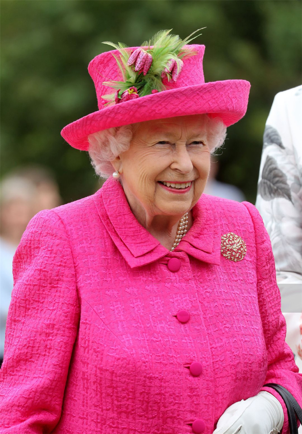 93岁英国女王不服老,芭比粉口红搭配鲜艳长外套,比年轻人敢穿_服装