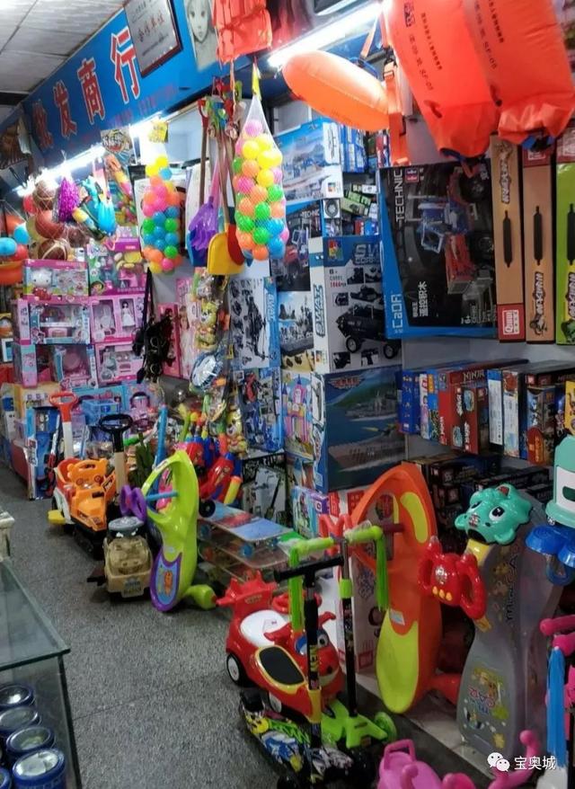 太平洋批发大市场的玩具商户集中在二楼文体百货区,包括玩具和文具的