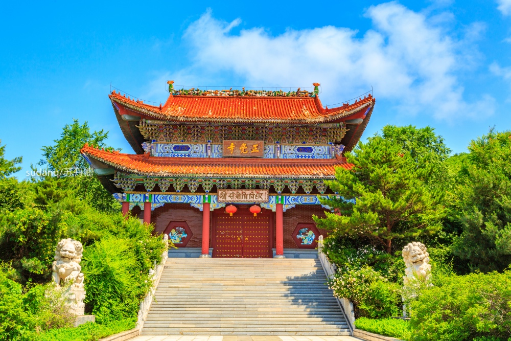 山文化旅游区内的重要景点之一,原址坐落在长白山脚下的敖东古城东关