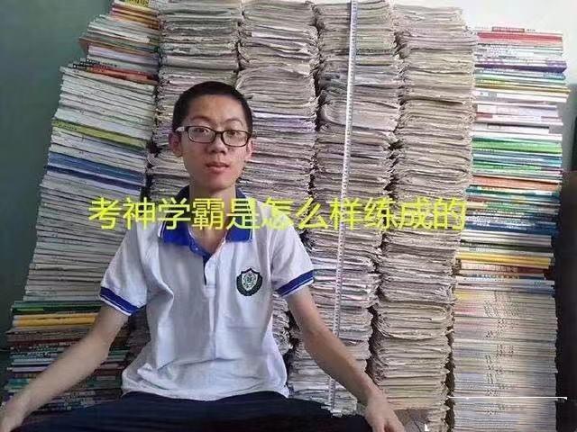 当所有人看到这位学霸背后的照片时,都沉默了.