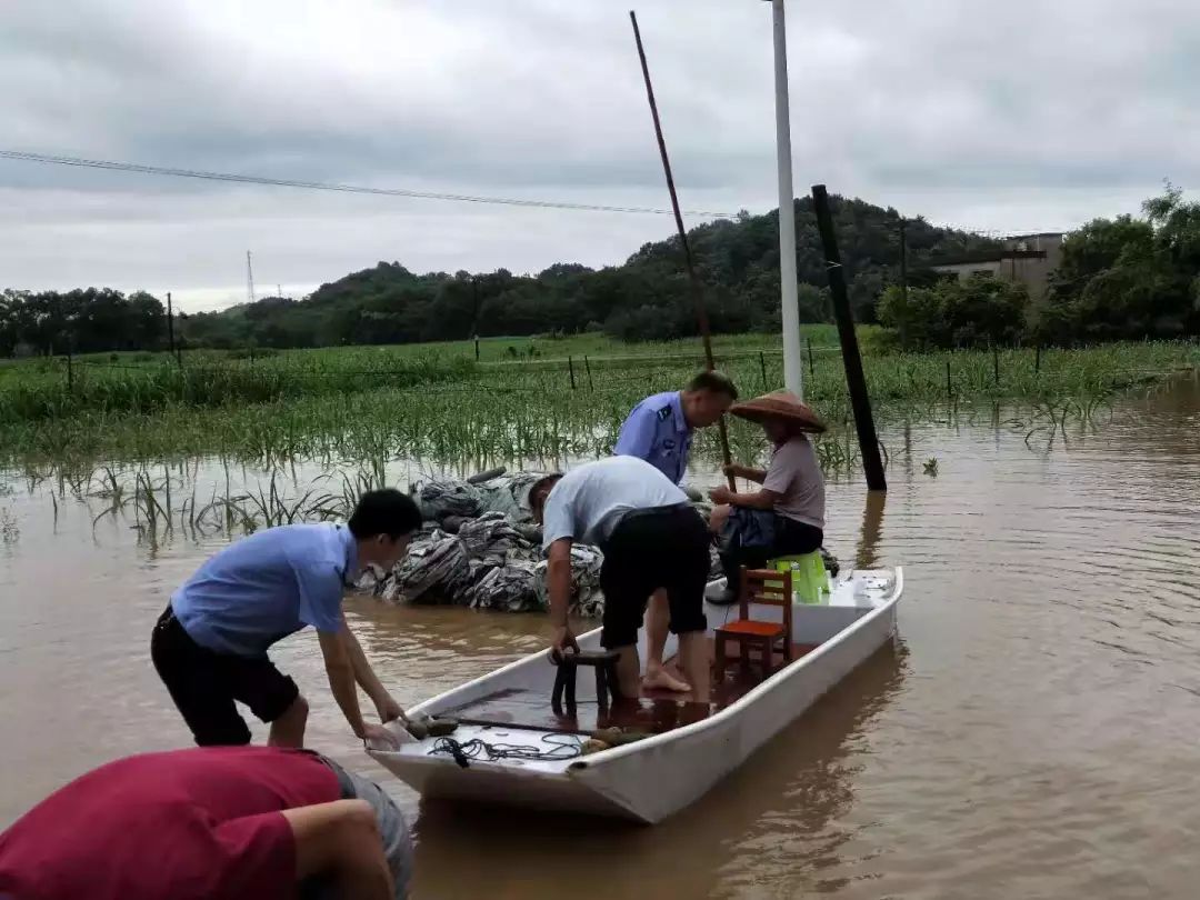 暴雨来袭!永州公安全力投入抗洪抢险