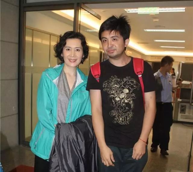 她的照片常上挂历,因貌美丈夫不让其演戏而离婚,今60岁单身优雅_肖雄