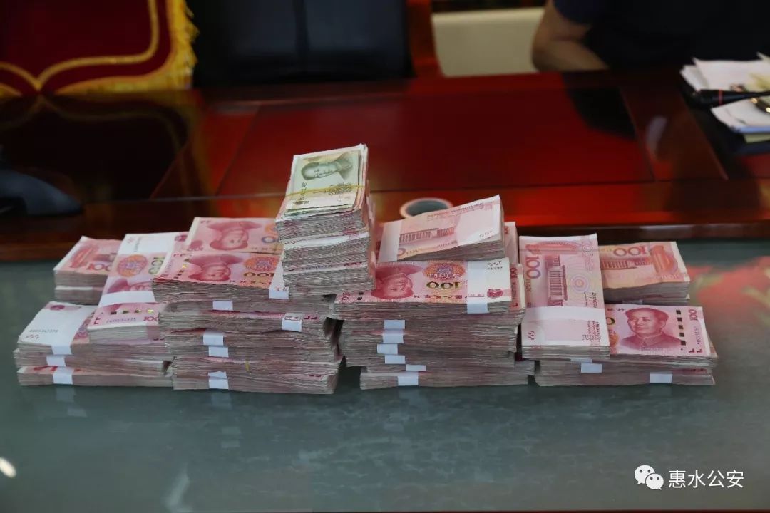 (被追回的农民工工资)(拿到血汗钱的工人脸上露出幸福的笑容)发还仪式