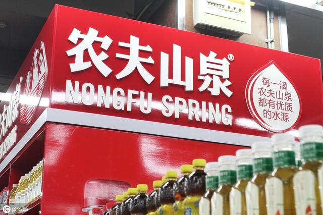 中国瓶装水新巨头诞生:一年赚走137亿,直追农夫山泉,百岁山