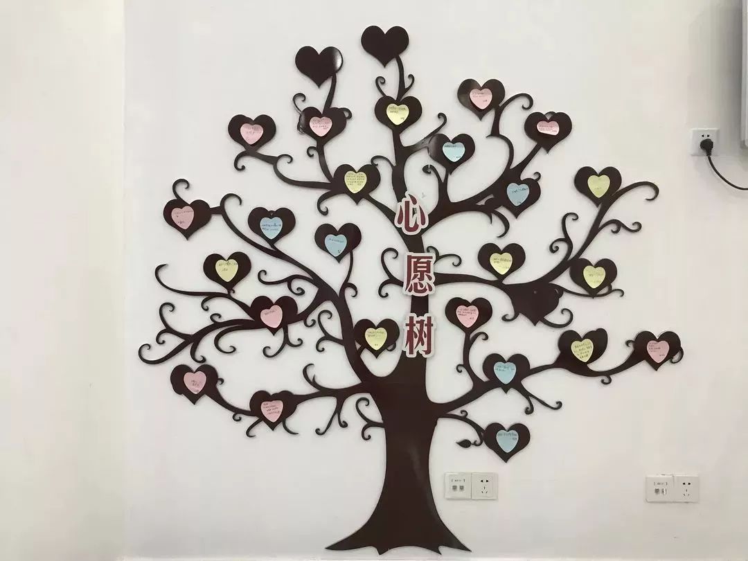 孩子们在心愿树上写下心愿上午过去,满满当当的心愿墙巾帼志愿者们