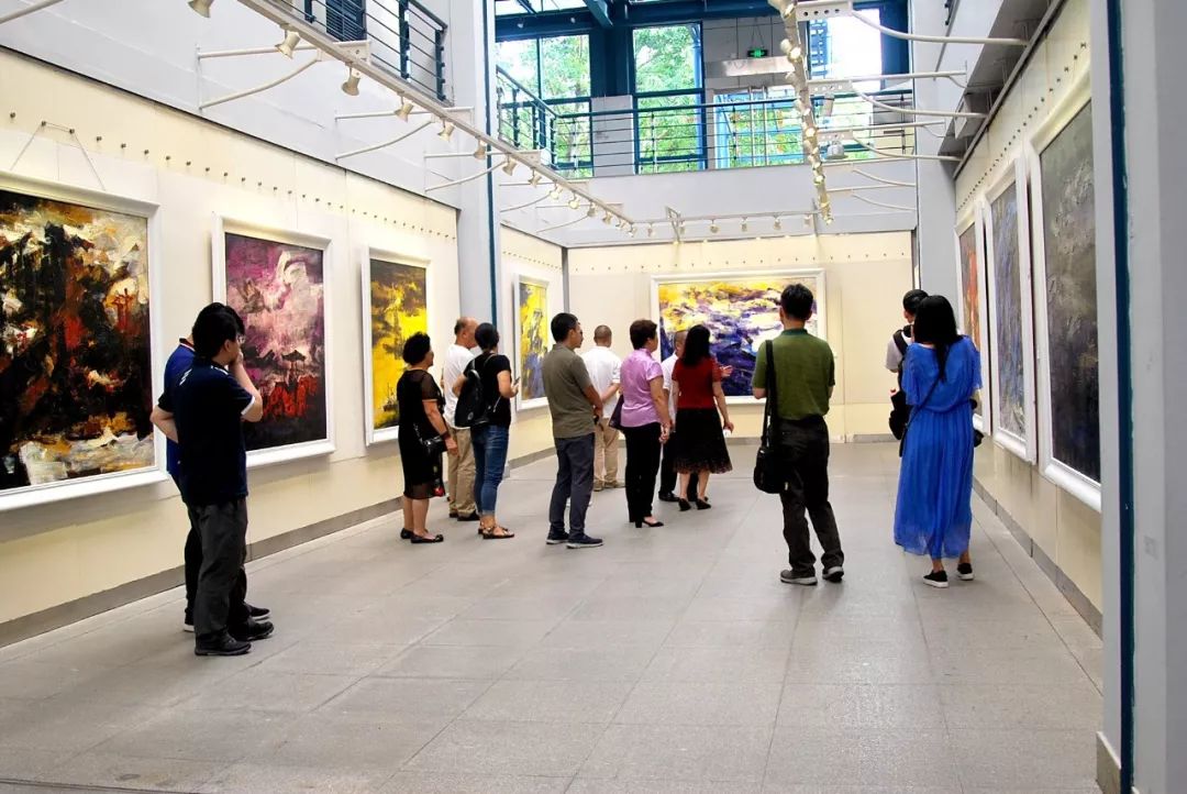 跨海长虹陈许港珠澳大桥主题油画展在中山美术馆展出