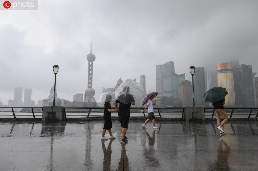 上海梅雨天气再度发威 外滩暴雨如注游客兴致不减