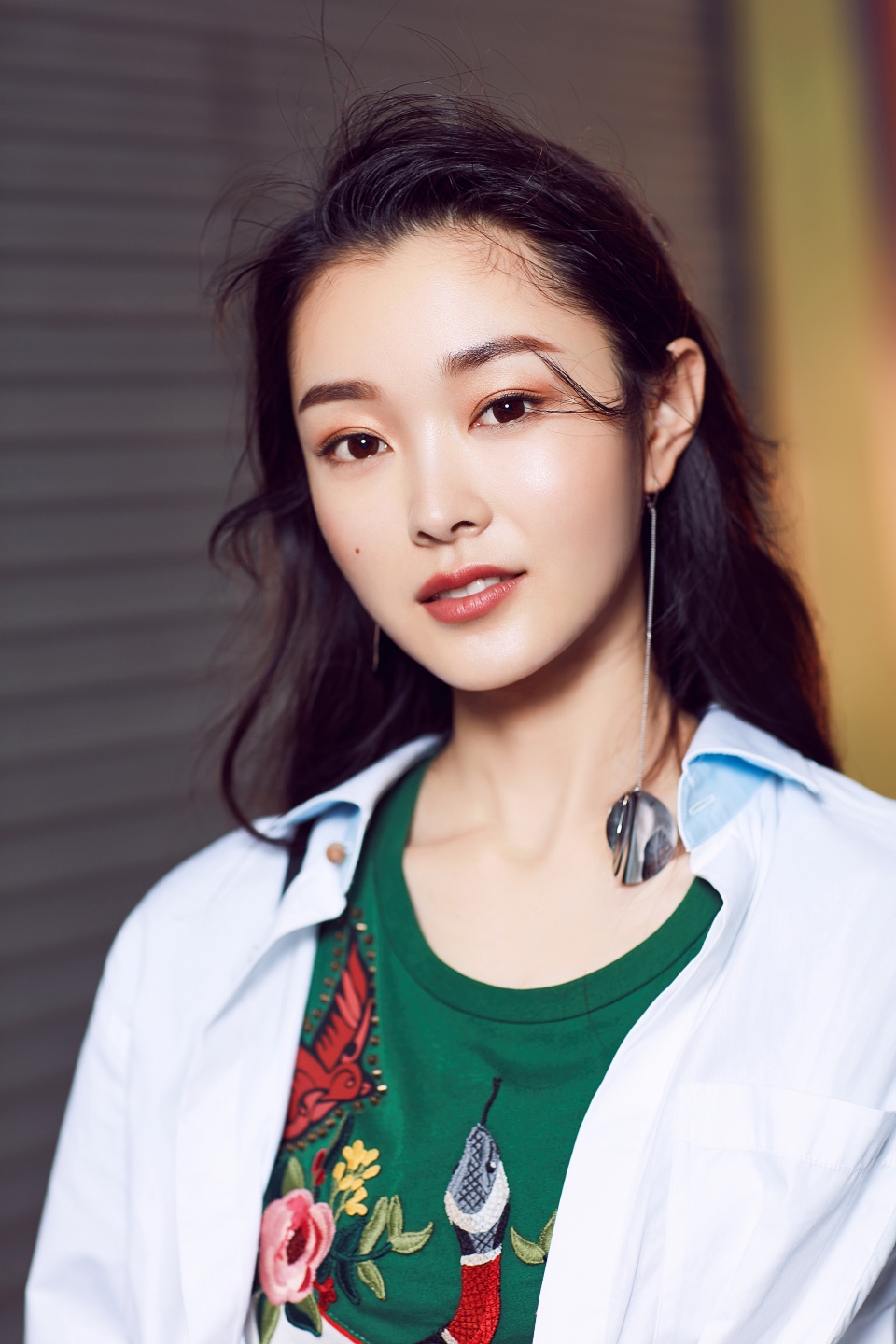 旗袍女神宋轶创业时代中没有看够街拍脸和大腿一样白