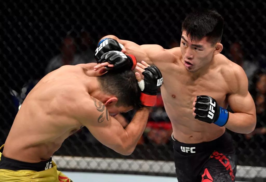 对于mma 新人,我的建议是先练出自己的一个强项,无论站立,柔术,摔跤都