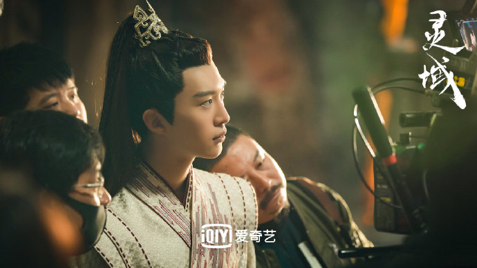 电视剧《灵域》曝幕后新花絮 范丞丞认真观看监视器