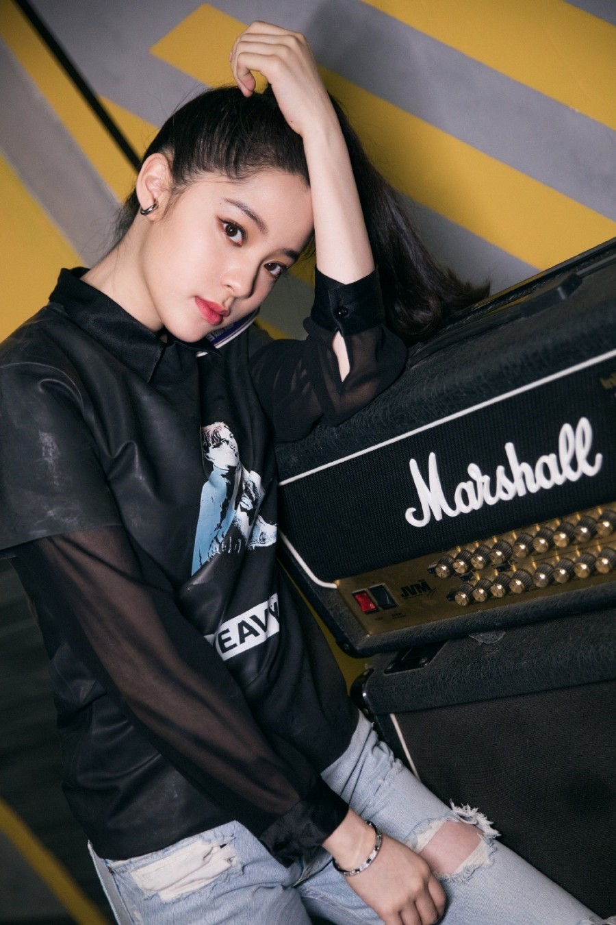 娜比刘海梳上去了!1万2包配8百鞋背带裤超元气,皮肤白皙超水嫩