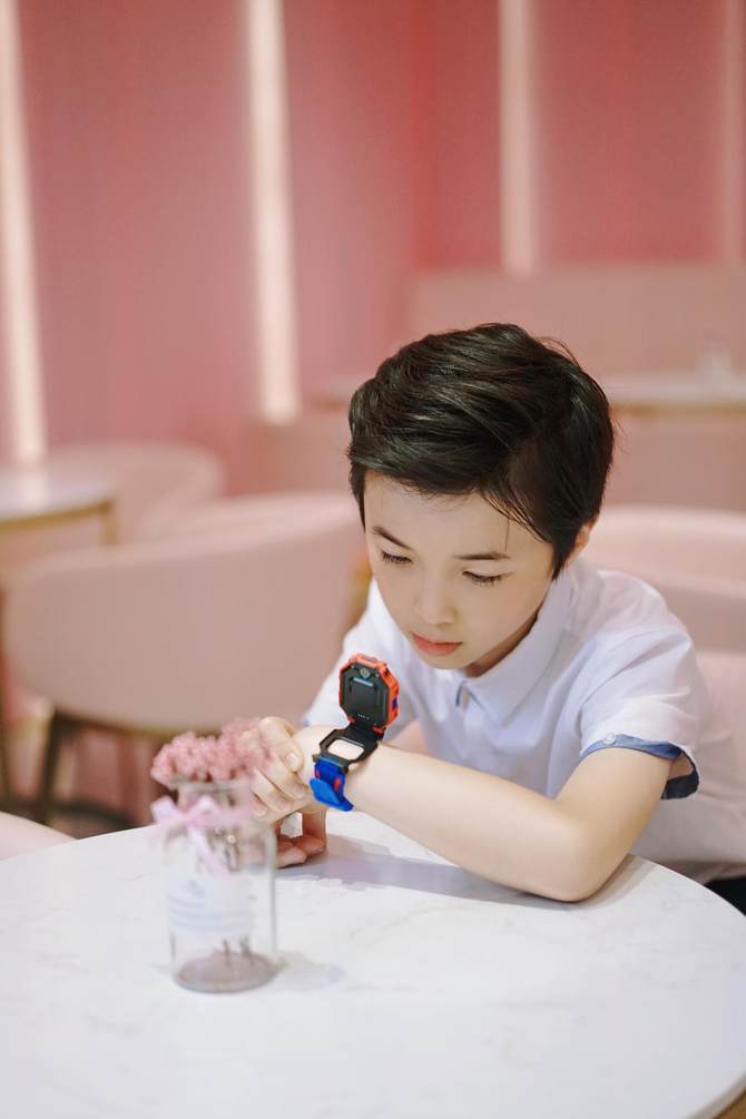 再次刷新儿童电话手表小天才z6翻转双摄定义行业