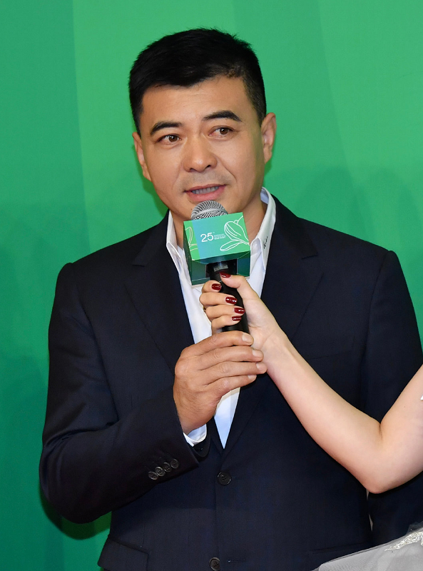 原创硬汉专业户王新军罕露面,和小7岁秦海璐婚姻美满,前妻已无人识