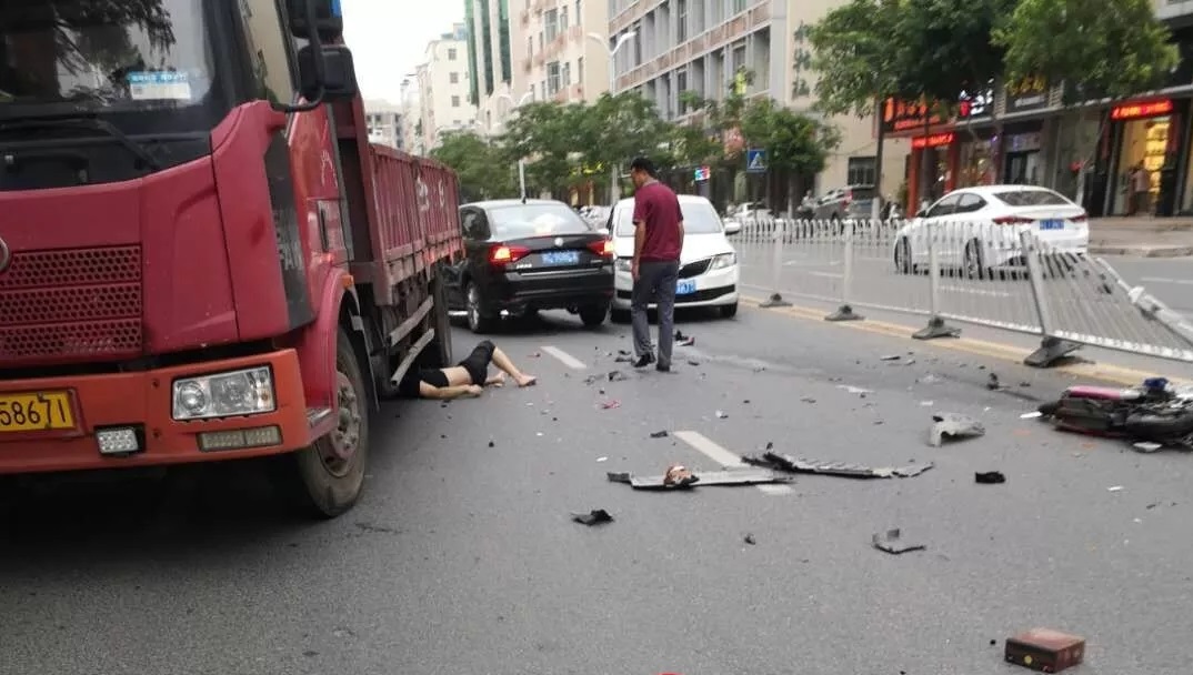 7月9日,有媒体报道了一则交通事故,发生在福建泉州晋江市阳光路马哥孛