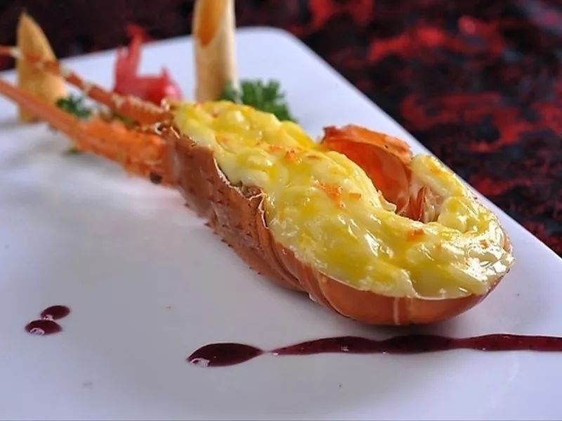 超大只的龙虾躺在碗里,360°霸气侧露,还没吃过海胆酱焗龙虾的小编,一