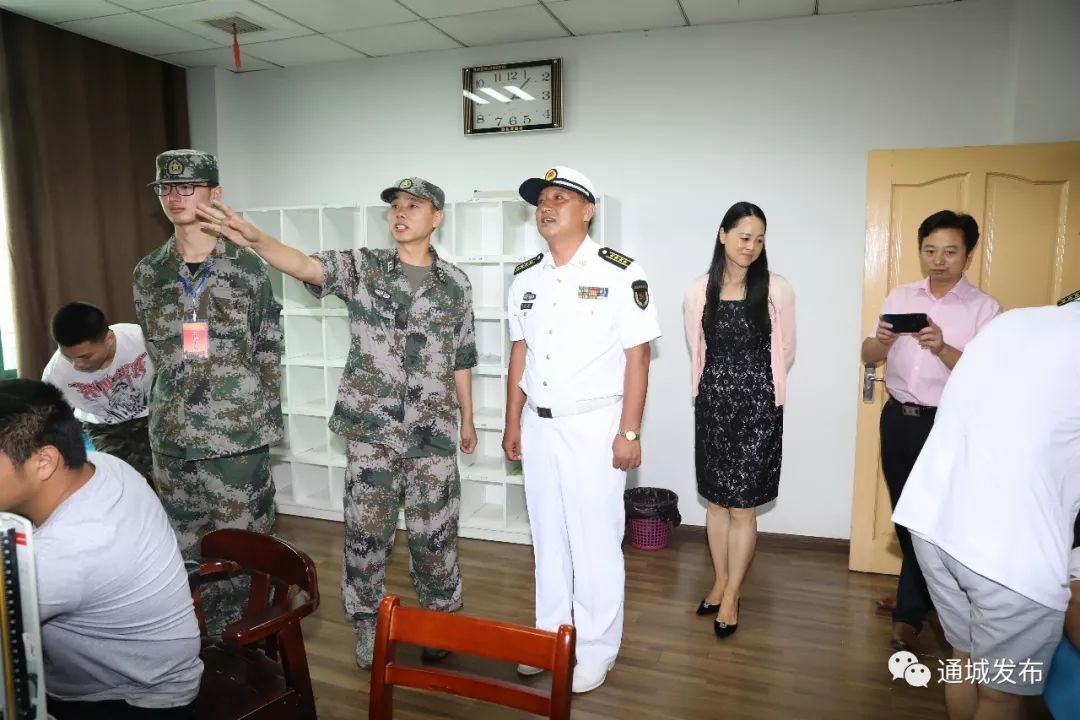 市县领导衣天宝,朱凤英,县委常委,徐振岭前往体检现场查看.