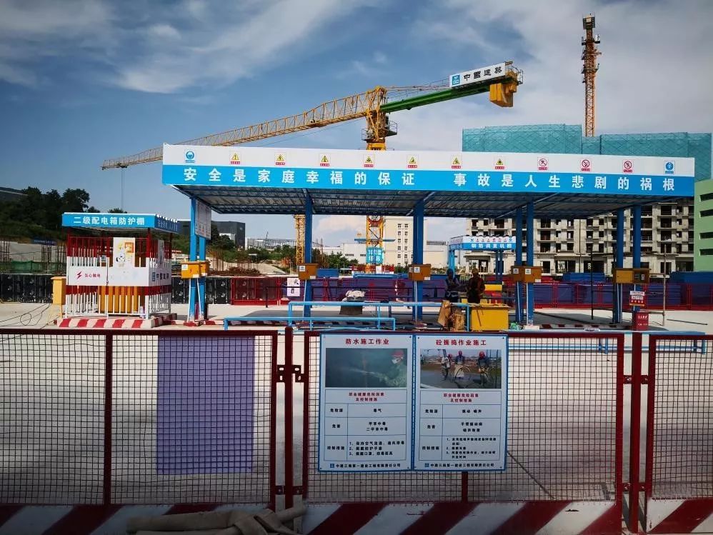 热水器排水沟盖板压槽预留预埋pvc管,确保灌浆密实蒸压加气混凝土条板