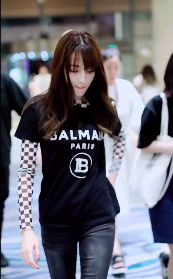 迪丽热巴身穿黑色t恤搭配紧身牛仔裤现身完美的身材比例尽显